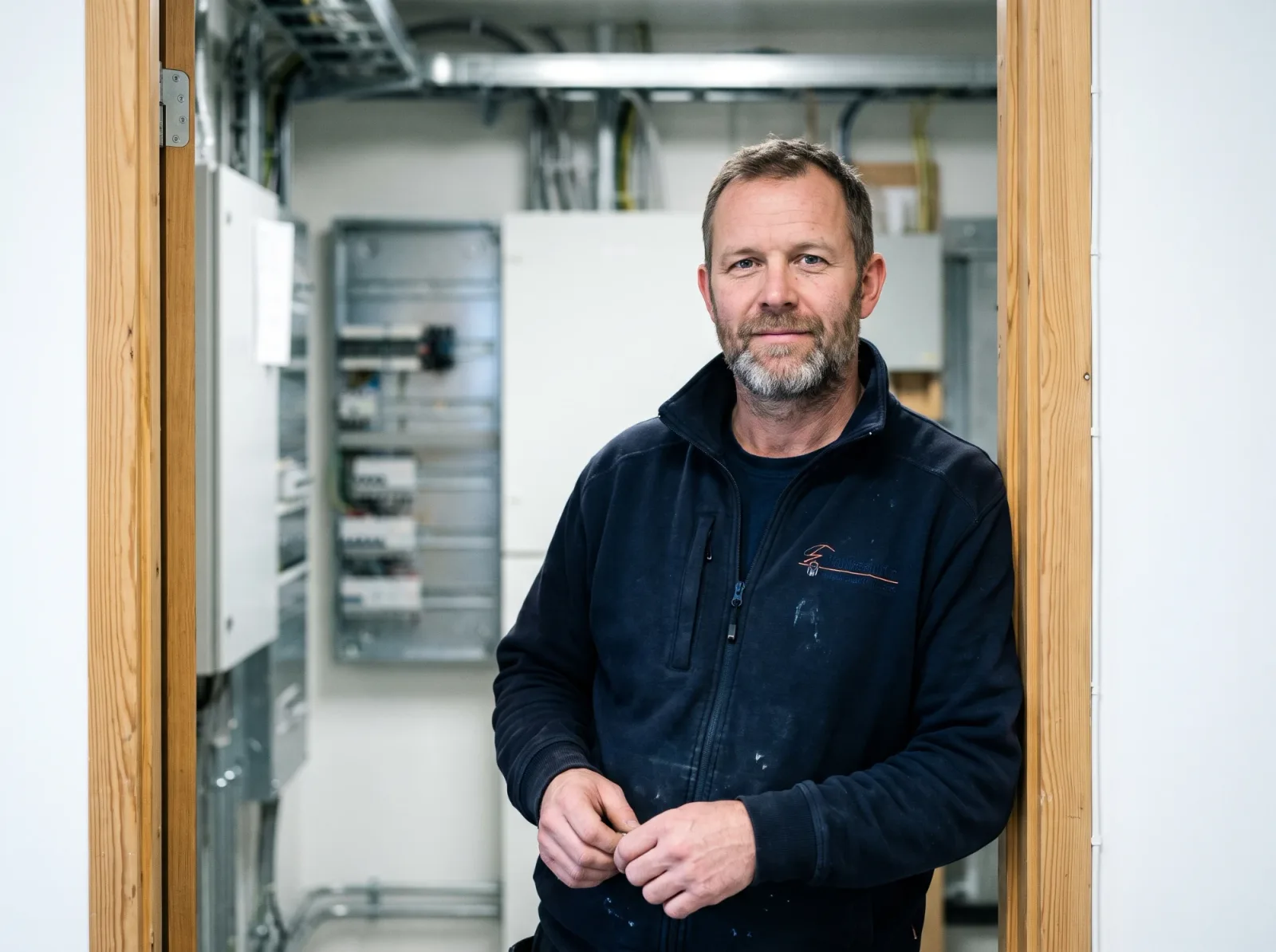 Elektriker i sikringsskapet hos kunde