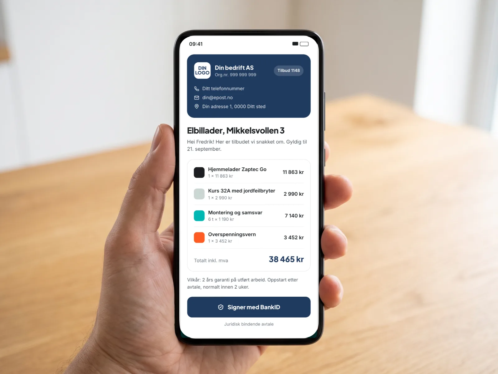 Kunden ser tilbudet på mobilen – med bedriftens egen logo, farger og kontaktinfo